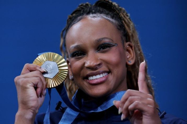 Rebeca Andrade mostra medalha de ouro conquistada no solo durante a Olimpíada Paris 2024 / 05/08/2024 REUTERS/Amanda Perobelli