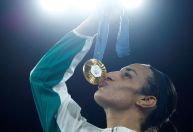 Khelif celebra ouro após polêmica de gênero: 