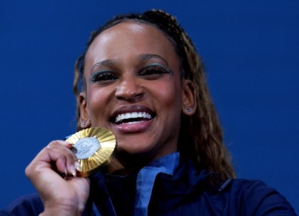 Rebeca Andrade comemora medalha de ouro no solo dos Jogos de Paris 2024