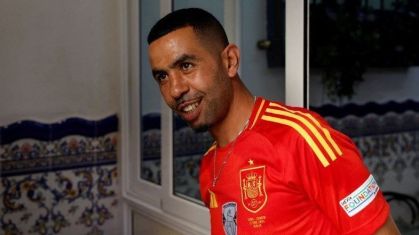 Mounir Nasraoui, pai do jogador de futebol Lamine Yamal, no bar El Cordobes, no bairro Rocafonda, em Mataro, na Espanha