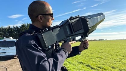 Policial francês com rifle antidrone durante exercício para testar o equipamento de defesa para os Jogos Olímpicos na base aérea militar de Villacoublay, perto de Paris, França