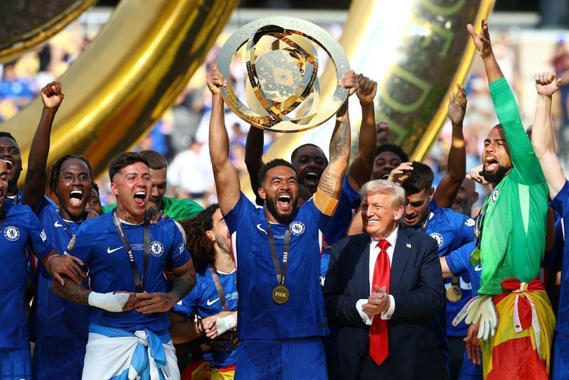 Jogadores do Chelsea erguem o título da Copa do Mundo
