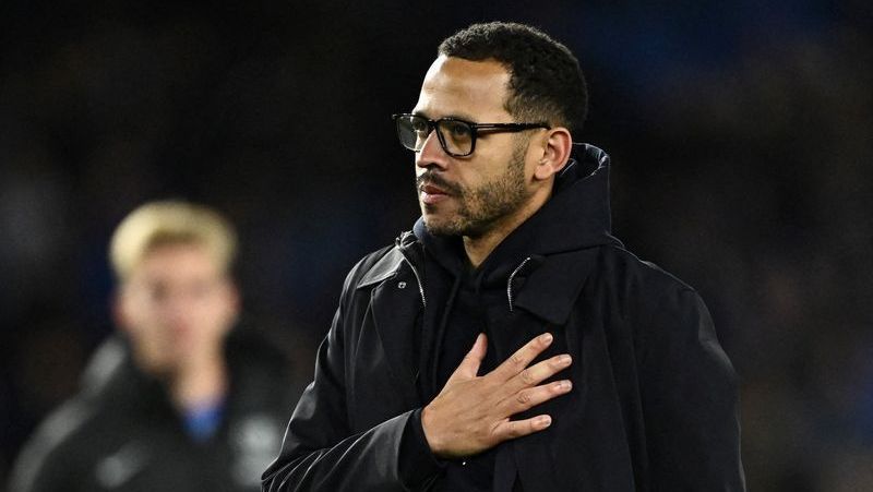 Liam Rosenior provocando torcedores após partida na França