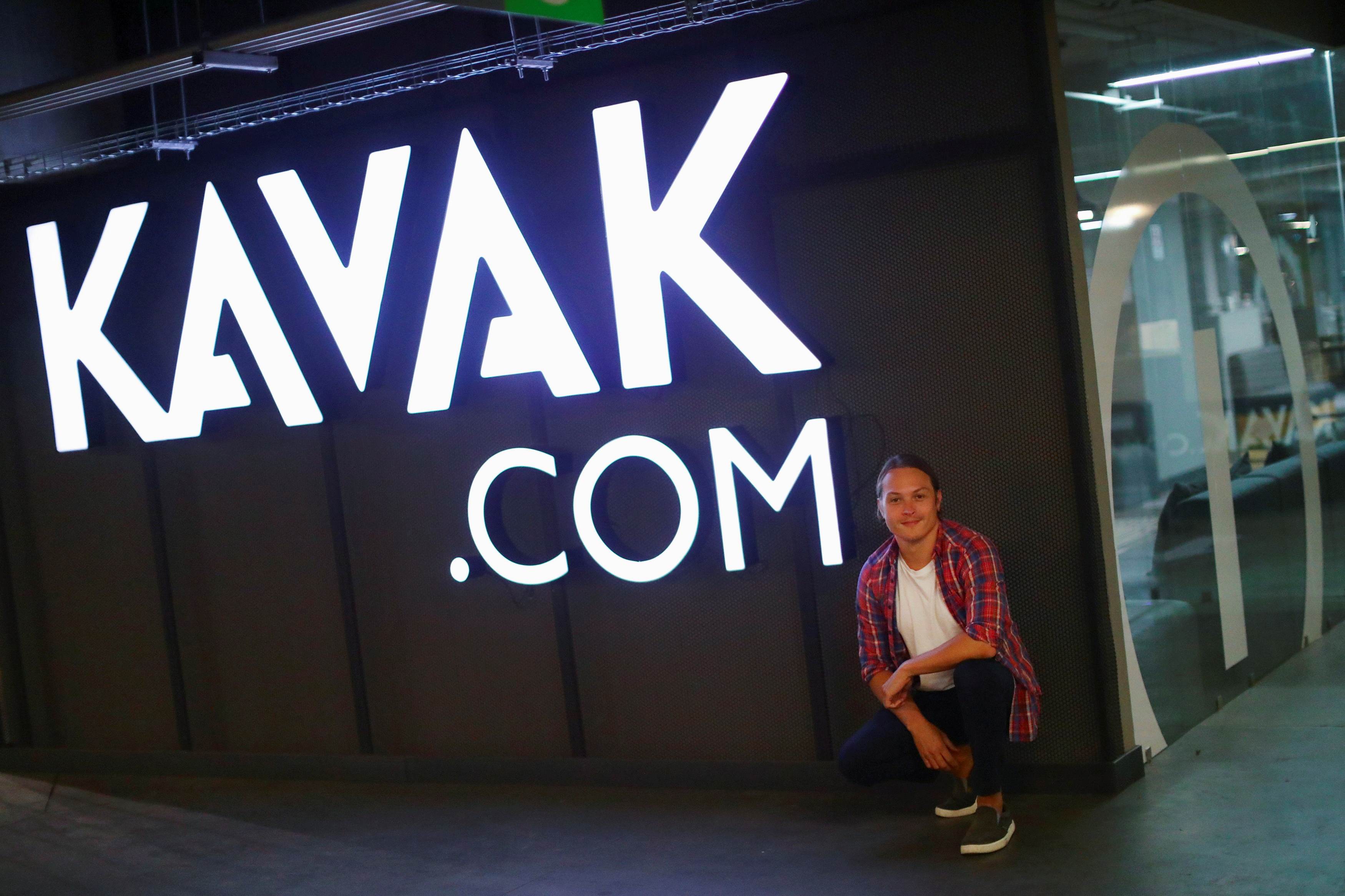 Presidente-executivo da Kavak, Carlos Garcia em frente a unidade da