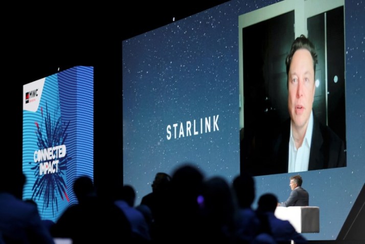 Elon Musk fala sobre a Starlink durante o Mobile World Congress (MWC), em Barcelona, Espanha • REUTERS