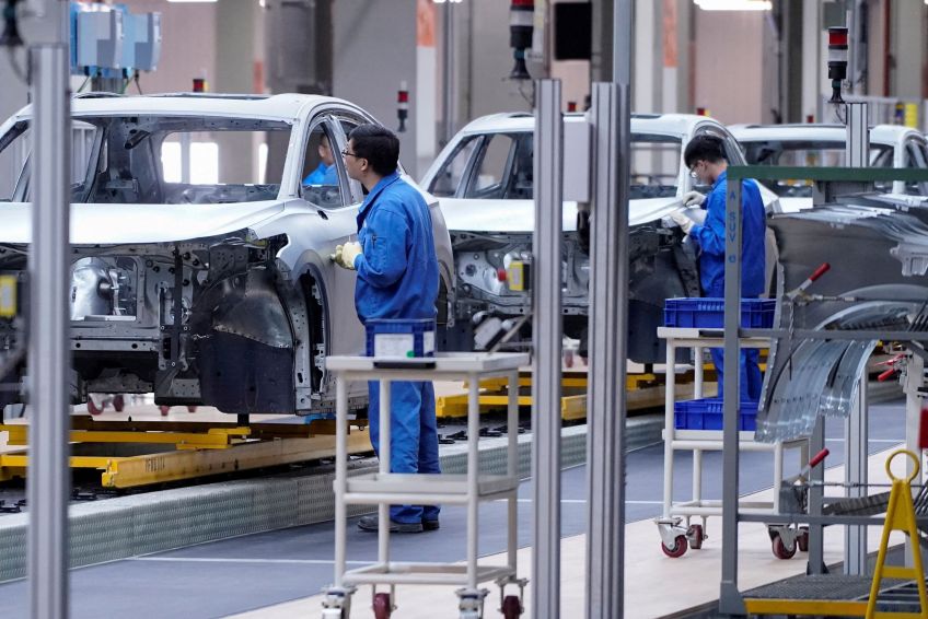 Funcionários trabalham na linha de montagem da fábrica de veículos elétricos da SAIC Volkswagen MEB em Xangai / . 8/11/2019. REUTERS/Aly Song.