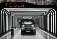 Tesla paralisa produção na Alemanha após ataques no Mar Vermelho atrasarem entregas
