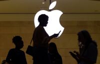 Como ação de Trump contra Apple pode mexer com o preço do iPhone no Brasil