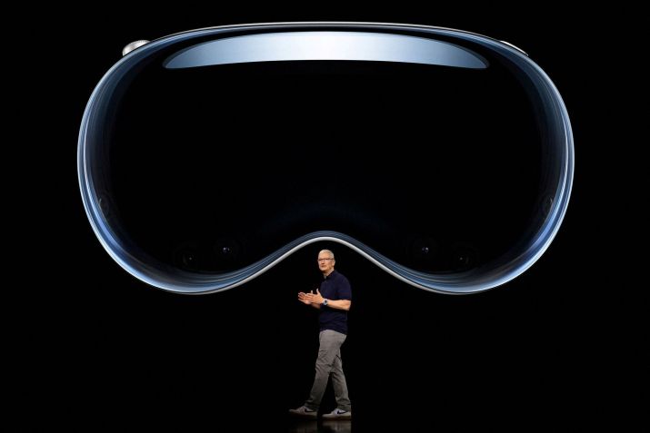 CEO da Apple, Tim Cook, fala sob uma imagem do Apple Vision Pro no Apple Park em Cupertino, Califórnia, EUA / 05/06/2023 Joe Pugliese/Apple Inc./Handout via REUTERS