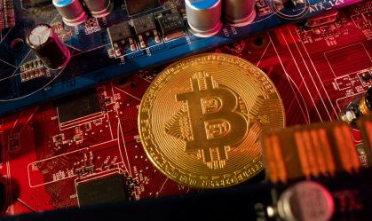 Bitcoin recua em meio à cautela com tarifas dos EUA