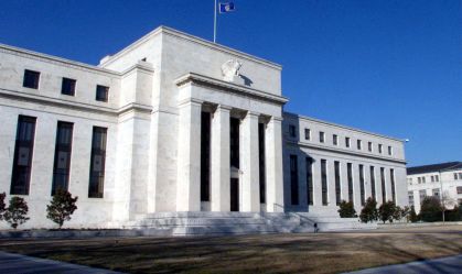 Juros seguirão altos nos EUA por mais tempo que mercado estima, diz dirigente do Fed