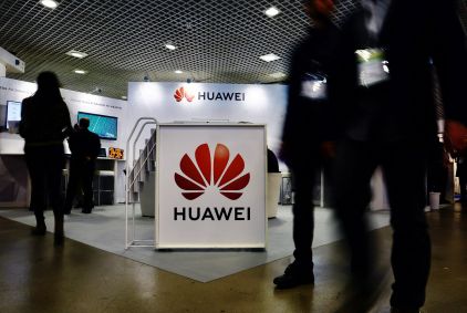 Logo da Huawei durante festival de inteligência artificial em Cannes,