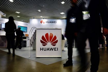 Logo da Huawei durante festival de inteligência artificial em Cannes,