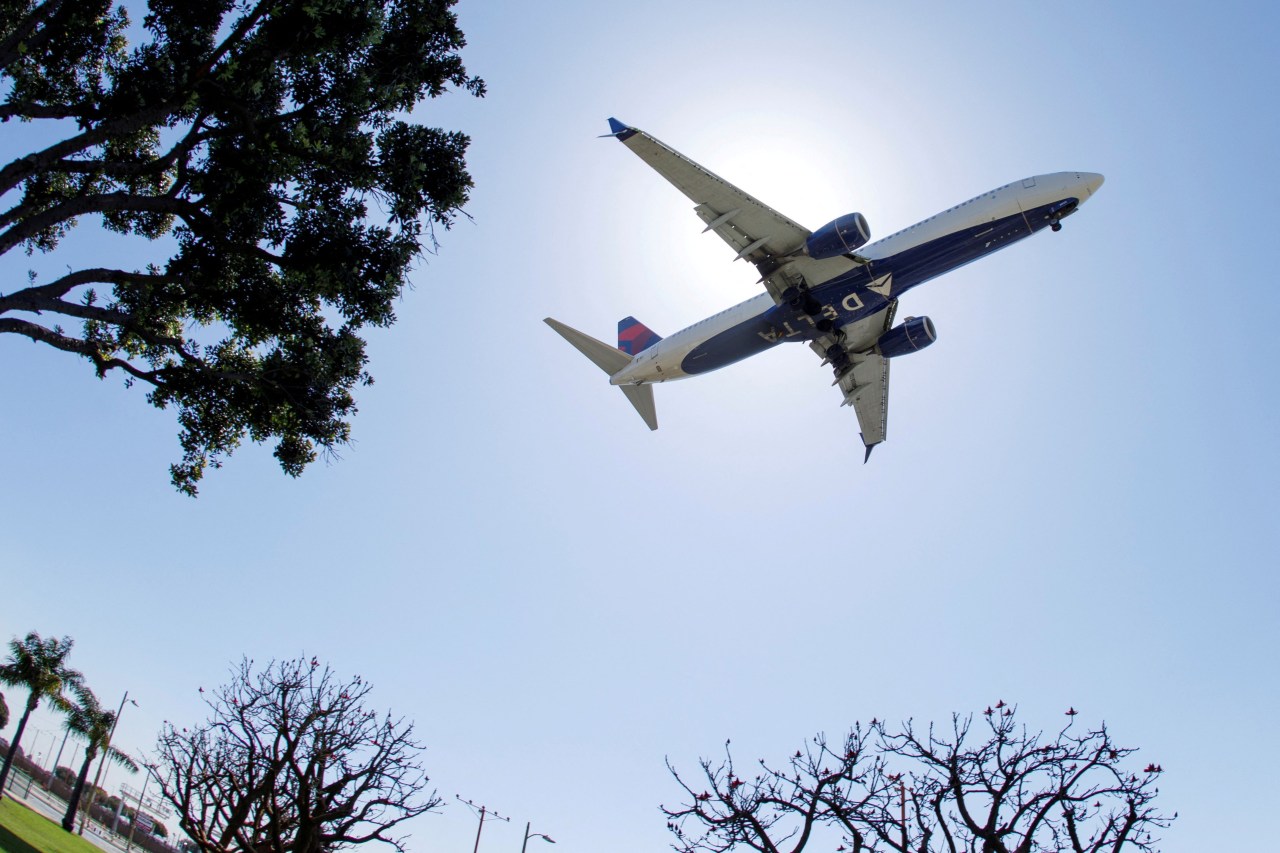 Aeronave da Delta Air Lines se aproxima para pouso no aeroporto de Los Angeles