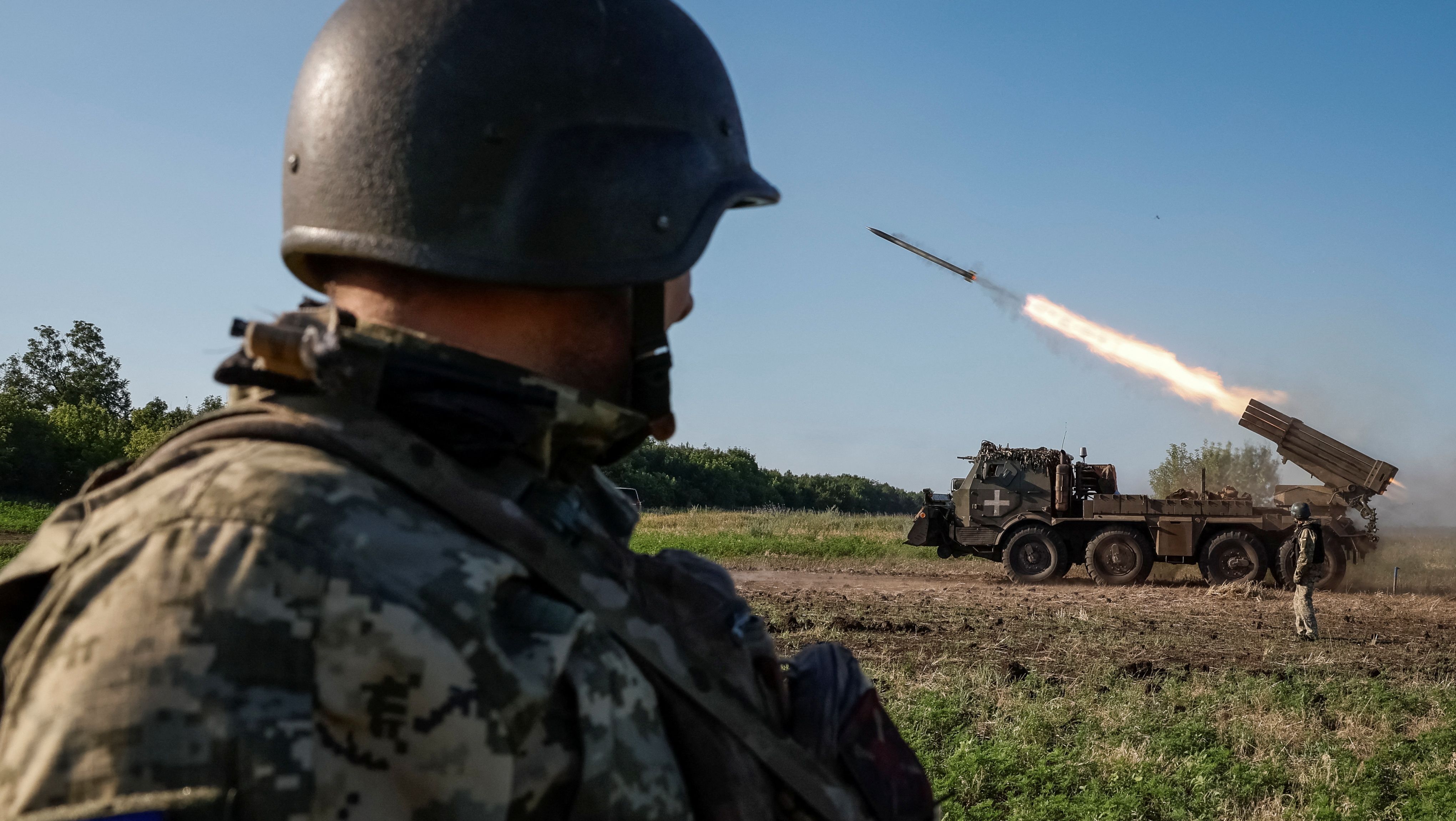 Militares ucranianos disparam sistema de foguetes contra tropas russas, perto