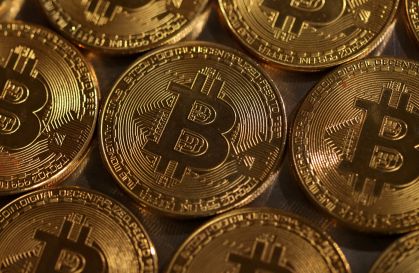 Ilustração mostra representação de bitcoins