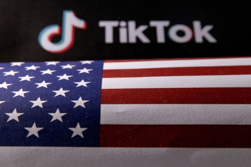 Foto ilustrativa mostra bandeira dos EUA e logotipo do TikTok / 02/06/2023 REUTERS/Dado Ruvic/Foto ilustrativa