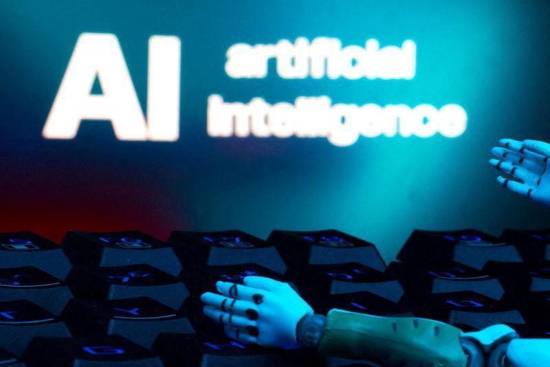 Ilustração mostra mensagem "IA inteligência artificial" e mãos robóticas