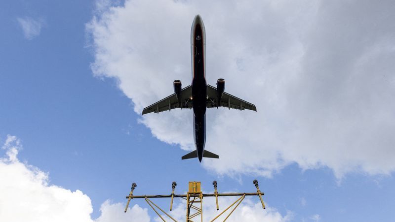Avião de passageiros da Aeroflot prestes a pousar no aeroporto internacional de Sheremetyevo, nos arredores de Moscou, Rússia