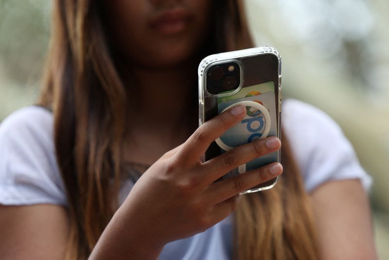 UE quer banir acesso a redes sociais e IA para menores de 13 anos
