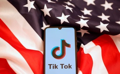 Ilustração mostra logo do TikTok com bandeira dos EUA