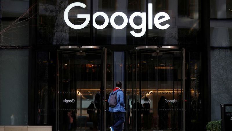 Logotipo do Google na entrada dos escritórios da empresa em