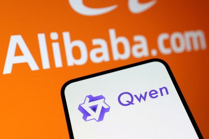 Ilustração mostra os logotipos da Qwen e da Alibaba