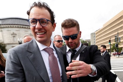Presidente da Anthropic, Dario Amodei, em frente à Casa Branca, em Washington