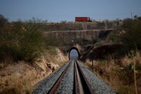 China firma acordo para "rasgar" Brasil com ferrovias