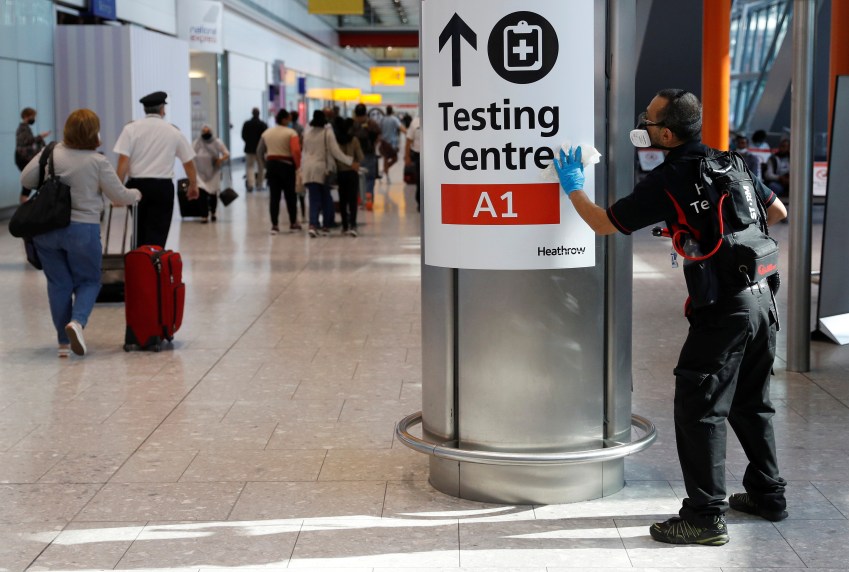 Funcionário higieniza placa no aeroporto de Heathrow, em Londres / Reuters