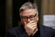 Assistente que entregou arma a Alec Baldwin é alvo de reclamações desde 2019