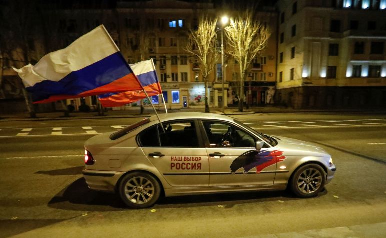 Ativistas pró-Rússia comemoram em rua de Donetsk após reconhecimento de independência por Putin / 21/02/2022 REUTERS/Alexander Ermochenko