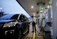 Redução no preço do litro da gasolina começa a valer nesta terça-feira (16)