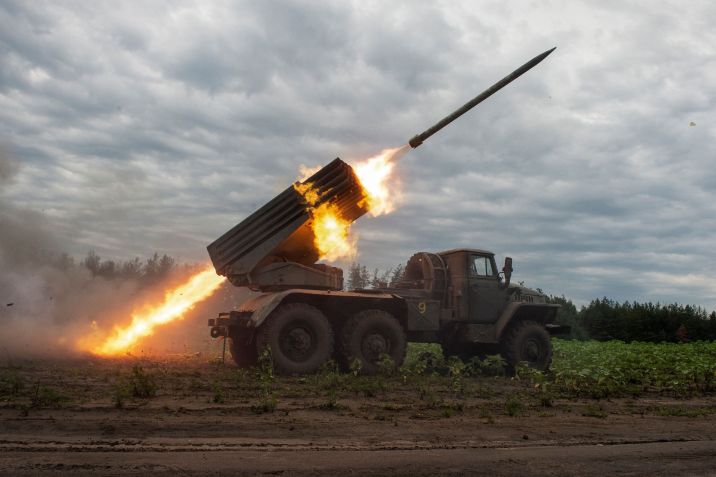 Militares ucranianos disparam míssil na região de Kharkiv / 02/08/2022 REUTERS/Sofiia Gatilova