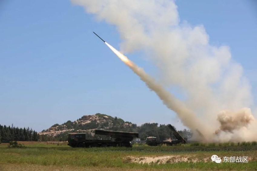 Foto de divulgação de exercício militar chinês no Estreito de Taiwan / , fornecida pelo Comando do Teatro Leste do Exército de Libertação Popular em 4 de agosto de 2022 Comando do Teatro Leste/Divulgação via REUTERS