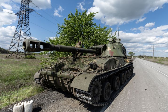 Soldados ucranianos em cima de um tanque, em meio à invasão da Ucrânia pela Rússia, na cidade de Lyman / FOTO DE ARQUIVO: 28 de abril de 2022. REUTERS/Jorge Silva