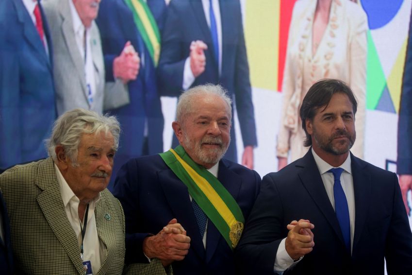 Lula ao lado do ex-presidente uruguaio Pepe Mujica e do atual presidente do país, Luis Lacalle Pou / 01/01/2023 REUTERS/Ricardo Moraes