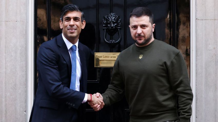 Primeiro-ministro do Reino Unido, Rish Sunak, cumprimenta presidente da Ucrânia, Volodymyr Zelenskiy, em frente à residência oficial de Downing Street, em Londres / 08/02/2023 REUTERS/Henry Nicholls