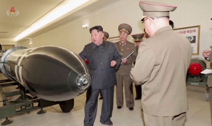 Coreia do Norte revela novas ogivas nucleares; porta-aviões dos EUA chega à Coreia do Sul