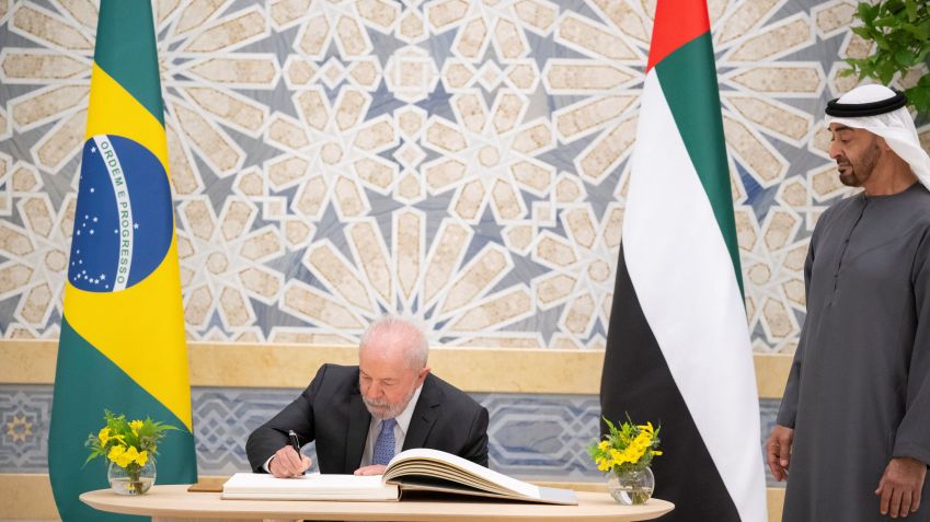 Presidente Luiz Inácio Lula da Silva assina livro de visitas durante visita aos Emirados Árabes Unidos / 15/04/2023 Rashed Al Mansoori/Corte Presidencial dos Emirados Árabes Unidos/Divulgação via REUTERS