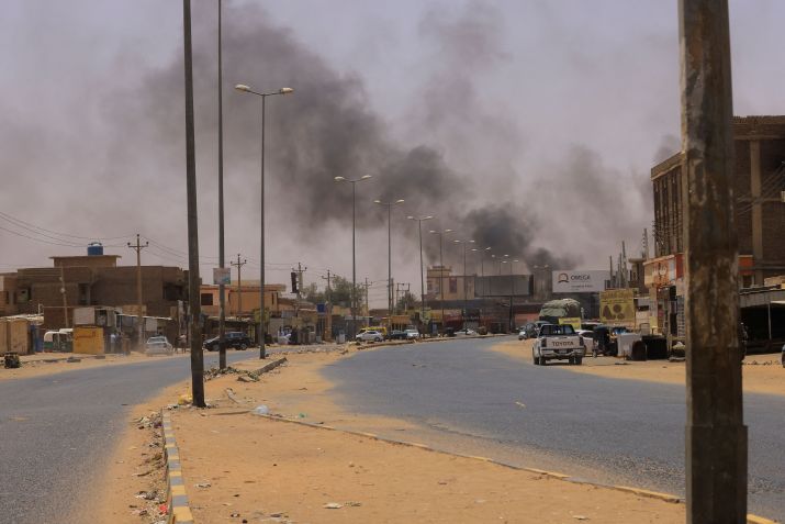 Fumaça sobe perto da ponte Halfaya, entre Omdurman e Cartum do Norte, no Sudão / 16/04/2023 REUTERS/Mohamed Nureldin Abdallah