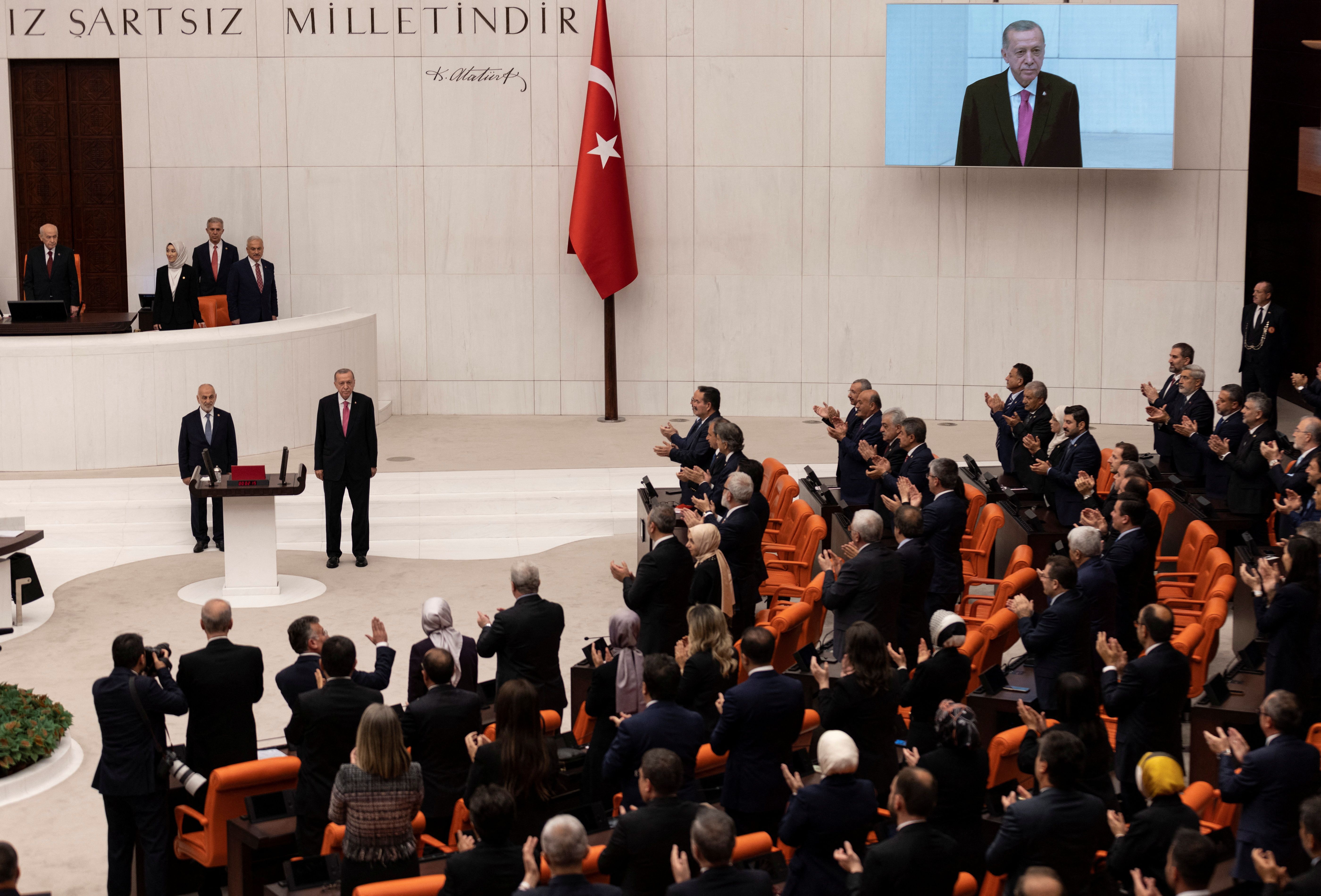 Presidente turco, Tayyip Erdogan, toma posse no Parlamento após conquistar