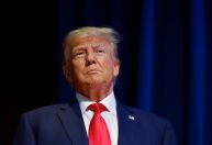 Trump pede a tribunal para adiar data de julgamento no caso dos documentos