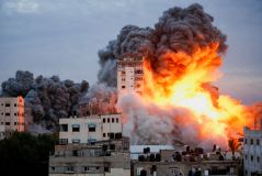 Fogo e fumaça saem de prédio bombardeado por Israel em Gaza