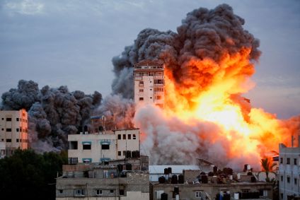 Fogo e fumaça saem de prédio bombardeado por Israel em Gaza