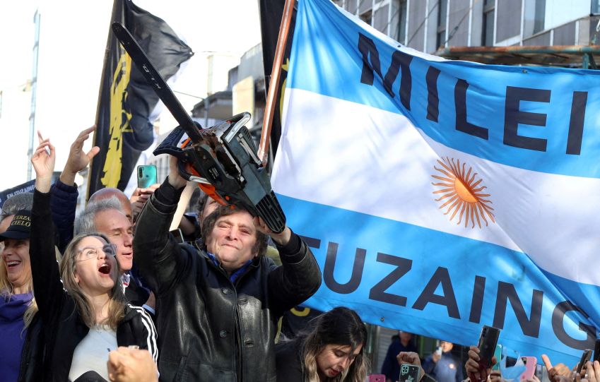 Milei mostra motosserra em ato de campanha em Buenos Aires / 25/09/2023 REUTERS/Cristina Sill
