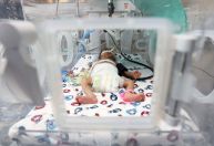 Nomes escritos nos corpos de crianças em Gaza revelam medo de bombardeios