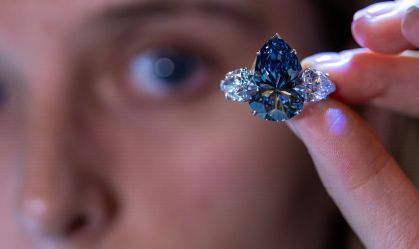 Diamante azul é vendido por quase US$ 44 milhões em leilão da Christie's