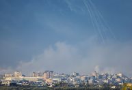 Palestinos em Gaza usam trégua para vasculhar escombros de casas