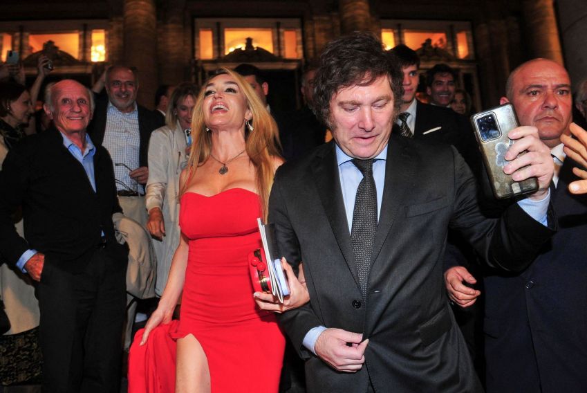Candidato presencial argentino Javier Milei junto à namorada Fatima Florez no Teatro Cólon, em Buenos Aires, Argentina / 17/11/2023 REUTERS/Ramiro Souto